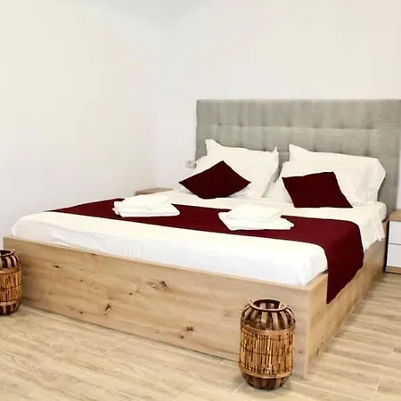 Lyvan's - Mamaia Nord Apartment *