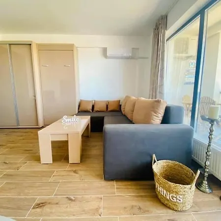 Lyvan's - Mamaia Nord Apartment *
